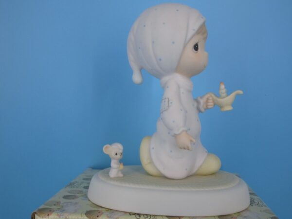 Precious Moments Figurine - Jesus is the Light That Shines - Image 3