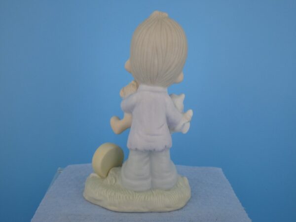 Precious Moments Figurine - Blessed are the Peacemakers - Image 2