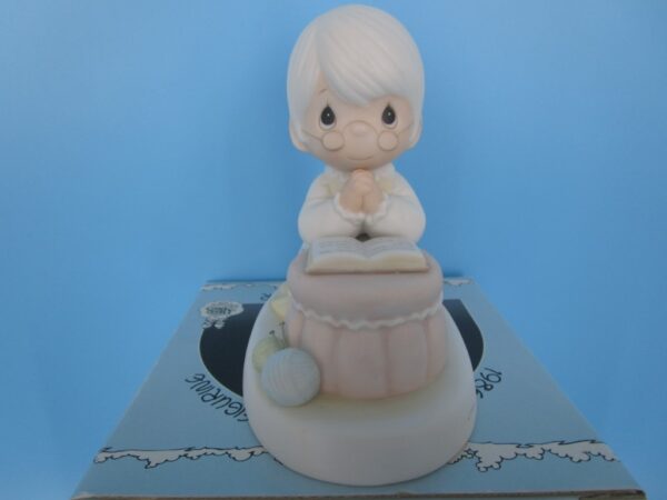 Precious Moments Figurine - Grandma's Prayer