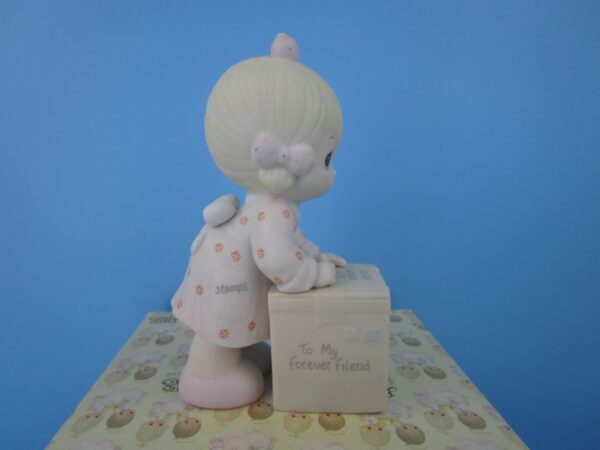 Precious Moments Figurine - Sharing is universal