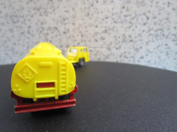 Yatming Yellow DieCast Semi Truck Cab w/ Plastic Shell Tanker Truck - Image 4