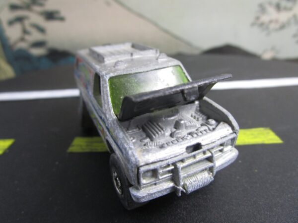 Hot Wheels Baja Breaker Van with Opening Hood - Image 4