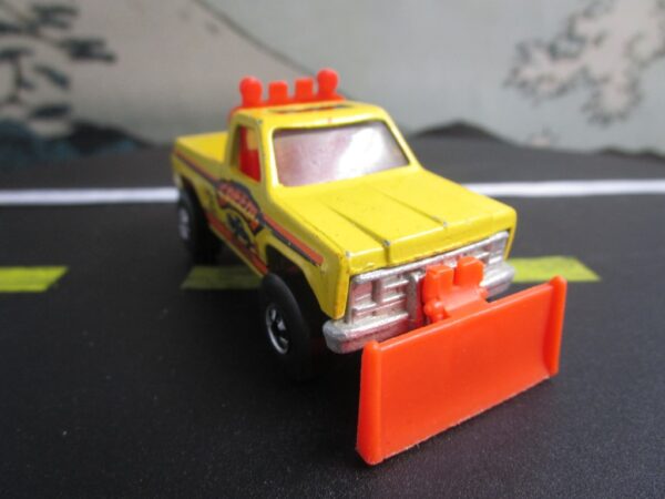 Hot Wheels "Speedy Removal" Chevy Pickup Truck - Image 2