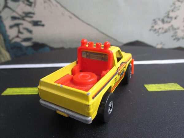 Hot Wheels "Speedy Removal" Chevy Pickup Truck - Image 4