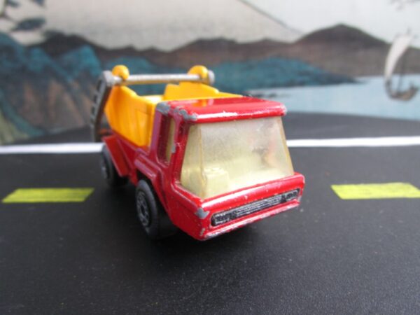 Matchbox Superfast No. 37 Skip Truck - Image 2